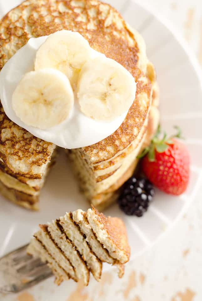 Light & Banana Protein Pancakes - Low-Carb Breakfast