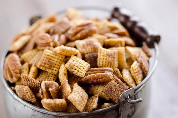 https://www.thecreativebite.com/wp-content/uploads/2016/10/Sweet-Spicy-Pecan-Snack-Mix-The-Creative-Bite-3-copy-735x487.jpg